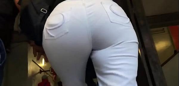  Señito con pantalón blanco y trae cachetero negro